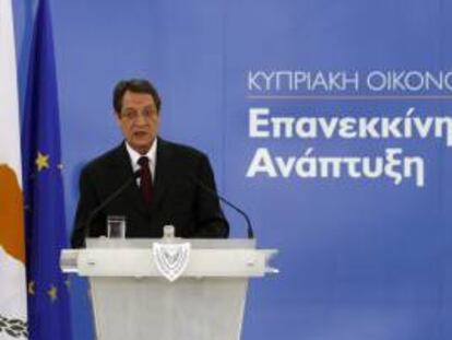 El presidente chipriota, Nikos Anastasiadis durante una rueda de prensa celebrada en el palacio presidencial de Nicosia, Chipre hoy 19 de abril de 2013 en donde anunció las últimas medidas de austeridad y recortes del gobierno. Anastasiadis, anunció hoy un ambicioso programa de estímulo al empleo y de ayudas a los más necesitados, que incluyen reestructuraciones de las deudas privadas como modo de contrarrestar los efectos que tendrá la quita a los depósitos.