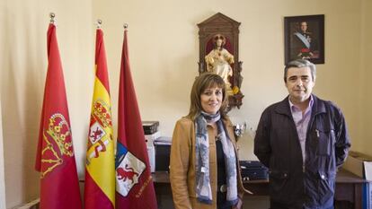 Nieves Ciprés presidenta de DNE y Javier Echarri alcalde de Garínoain en el Ayuntamiento el pasado 15 de mayo.