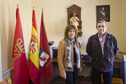 Nieves Ciprés presidenta de DNE y Javier Echarri alcalde de Garínoain en el Ayuntamiento el pasado 15 de mayo.