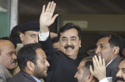 El primer ministro paquistaní Raza Gilani llega el Tribunal Supremo el pasado 26 de abril para presentar declaración.