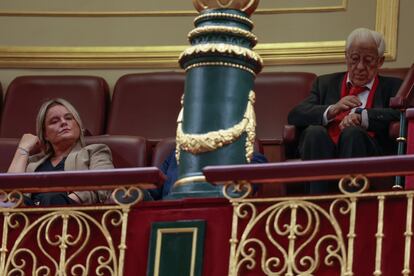 La senadora popular María del Mar Blanco y el padre Ángel, en la tribuna de invitados este martes en el Congreso. 
