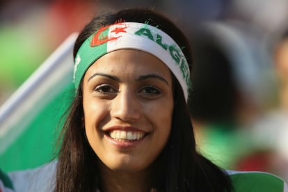 Una seguidora argelina anima a su selección en el partido frente a Estados Unidos.
