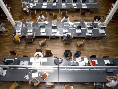 Estudiantes en la sala principal de la Biblioteca de Humanidades de la Universitat de València.