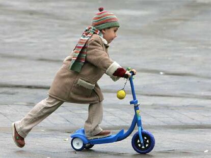 Niño montando en patinete