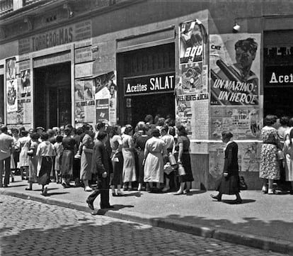 Cues per demanar oli i altres aliments b&agrave;sics a Barcelona durant la Guerra Civil.