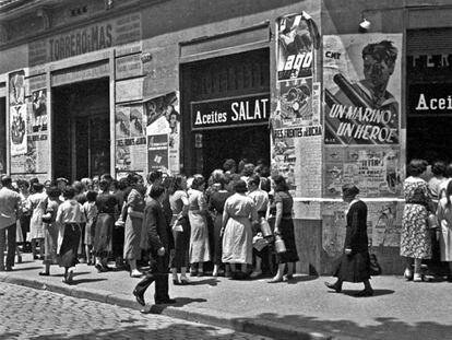 Cues per demanar oli i altres aliments b&agrave;sics a Barcelona durant la Guerra Civil.