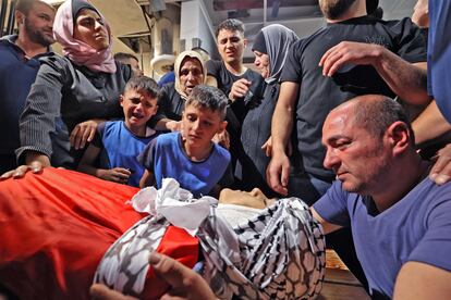 Los familiares de Ghaith Yamin, un adolescente palestino muerto por disparos de soldados israelíes, lloran sobre su cuerpo, este miércoles. Yamin,  de 16 años, recibió un tiro en la cabeza durante los enfrentamientos que estallaron en las afueras de la ciudad norteña de Nablus, en Cisjordania. 