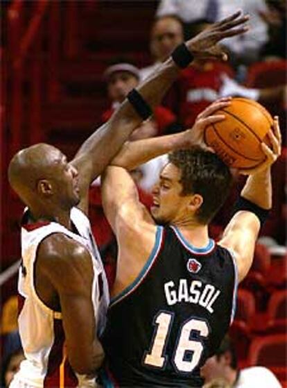 Gasol intenta zafarse del marcaje de su rival, Lamar Odom.