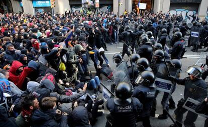 Carga de agentes antidisturbio de los mossos contra los manifestantes en Vía Laitena (Barcelona), el 21 de diciembre de 2018. Los CDR convocaron protestas en oposición a la celebración del Consejo de Ministros en Barcelona.