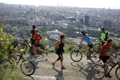 Un grupo de ciudadanos hace deporte por la carretera de Les Aigües, en Barcelona.