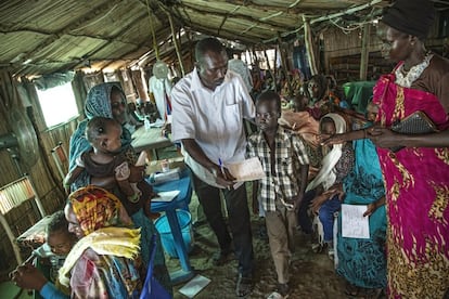 La mayoría de las afecciones médicas que los equipos médicos atienden en el estado del Nilo Blanco son causadas por las condiciones de precariedad y congestión en que viven los refugiados, tales como la desnutrición, diarreas, infecciones del tracto respiratorio (incluida la tuberculosis), la malaria y enfermedades de la piel.