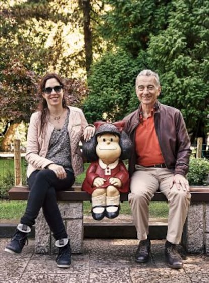 Jorge Maronna y su mujer, Claudia, con su paisana Mafalda en Oviedo.