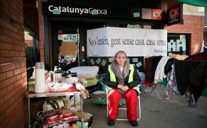 Joana Montero, de 46 años y madre de tres hijos, lleva tres días acampando a las puertas de la sede de Catalunya Caixa en l'Atmella. Dejó de pagar la hipoteca hace dos años y reclama un alquiler social.