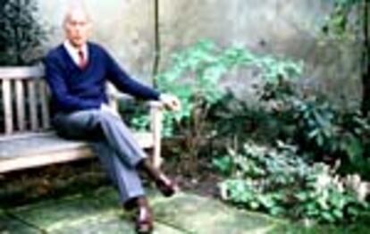 El ex presidente de Francia Giscard d&#39;Estaing, en el jardín de su casa en 1988.
