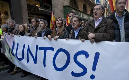 José Domingo, escoltado por Alicia Sánchez.-Camacho y Albert Rivera.