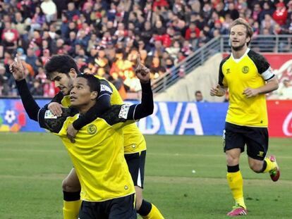 Bacca celebra el primer gol del Sevilla.