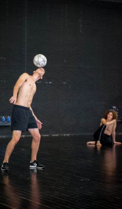 Danza con balón de fútbol en 'Avalanche'.