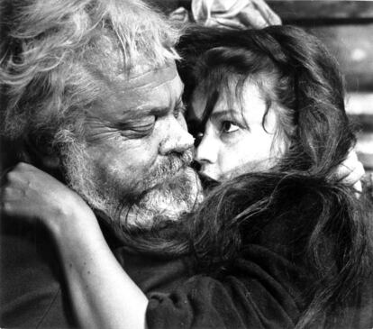 En 1965 dirigió 'Campanadas de medianoche', una adaptación de varias obras de Shakespeare: 'Enrique IV', 'Enrique V', 'Las alegres comadres de Windsor' y 'Ricardo II'. En la imagen aparecen Welles, que también protagonizó el filme, junto a Jeanne Moreau.