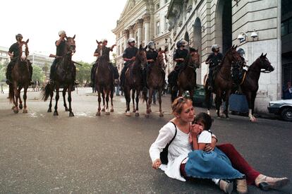 Una mujer se resiste a ser sacada de la Plaza de Mayo, el 20 de diciembre de 2001.