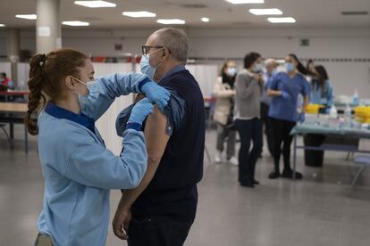 Una enfermera inocula una dosis de la vacuna contra la covid-19 en la facultad de Derecho de Sevilla.