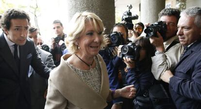 La presidenta del PP de Madrid, Esperanza Aguirre, a su llegada al juzgado para declarar por el incidente de tráfico.