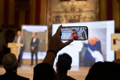 El fotoperiodista gazatí, Mohammed Salem, sigue desde la franja de Gaza la entrega de los premios Ortega y Gasset, que se celebra en el Saló Cent del Ayuntamiento de Barcelona el 23 de abril. Salem fue reconocido en la categoría de la fotografía del año. 