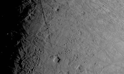 La compleja superficie cubierta de hielo de la luna Europa de Júpiter fue capturada por la nave espacial 'Juno' de la NASA.