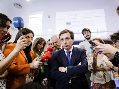 El alcalde de Madrid, José Luis Martínez-Almeida, a su llegada a la clausura de la Asamblea General de CEIM.