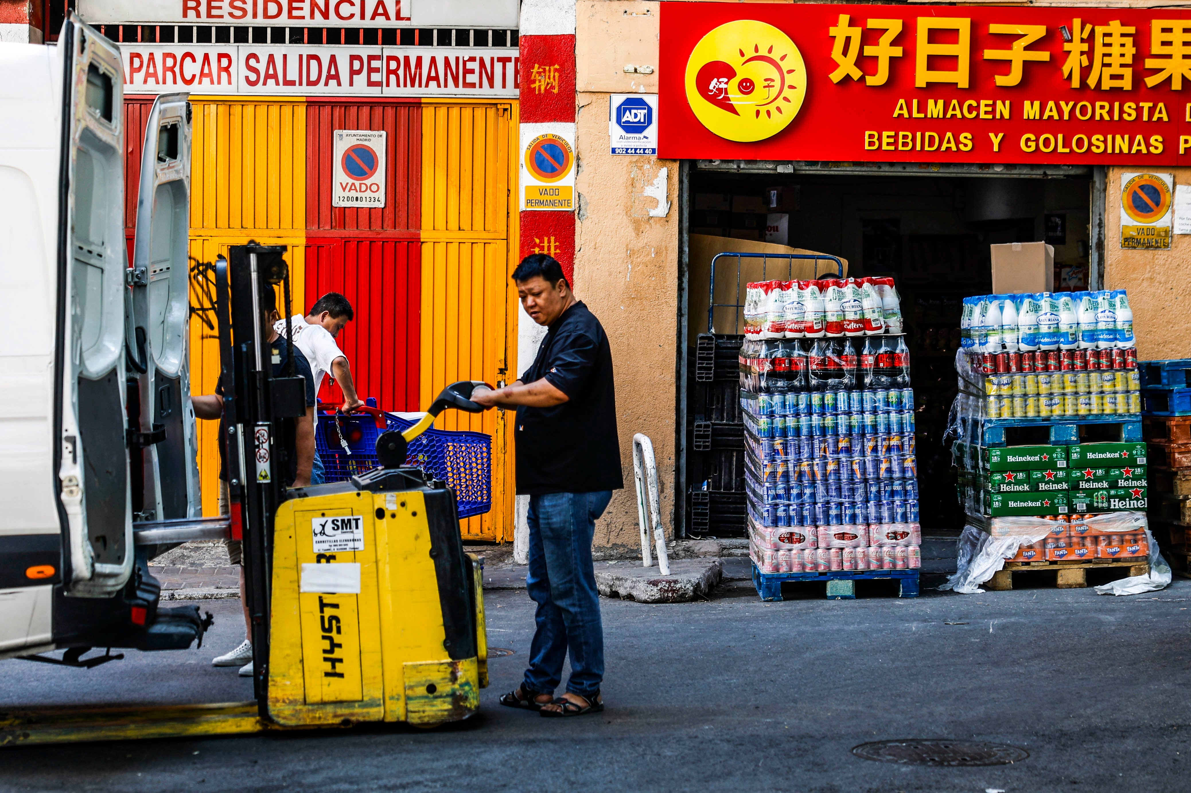 ¿En qué trabajan los extranjeros en España? La mitad de los chinos en comercio y un tercio de los marroquís en el campo 