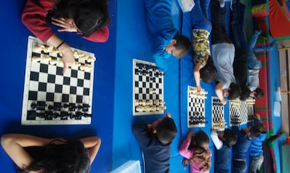 Alumnos tinerfe&ntilde;os durante uno de los ejercicios dise&ntilde;ados por Lorena Garc&iacute;a para trabajar la relaci&oacute;n mente-cuerpo