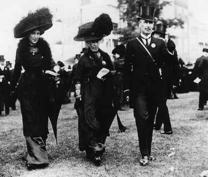 "Ascot en negro", varios asistentes a las tradicionales y famosas carreras de caballos, vestidos de luto, en 1910.