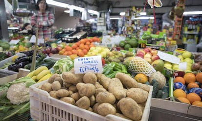 Puesto de patatas en el mercado de los mostenses.