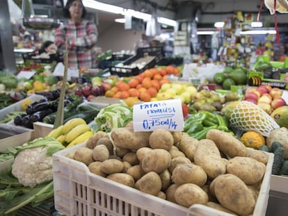 Puesto de patatas en el mercado de los mostenses.