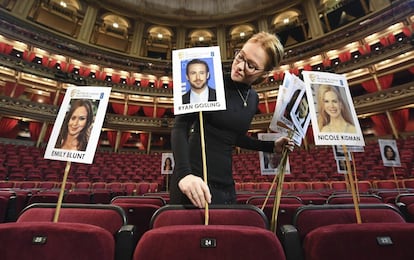 Una trabajadora coloca los carteles con los nominados a los premios Bafta en los asientos que ocuparán durante la próxima gala que tendrá lugar el próximo 12 de febrero en la Royal Opera House de Londres (Reino Unido).