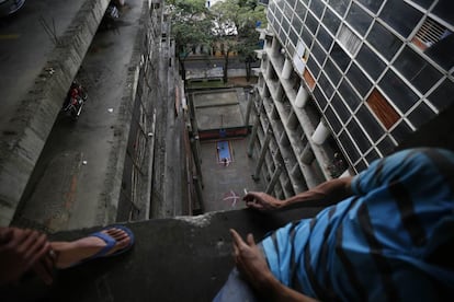 Los residentes insisten, sin embargo, en que los delincuentes han sido identificados y expulsados ​​en los últimos 18 meses, y un nuevo liderazgo mantiene la casa en orden. En la imagen, unos hombres contemplan la cancha de baloncesto, en el interior de la torre, el 3 de febrero de 2014.