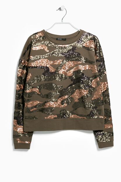 En Mango podemos encontrar un jersey de lentejuelas con estampado de camuflaje muy similar al de la diseñadora francesa (39,99 euros).