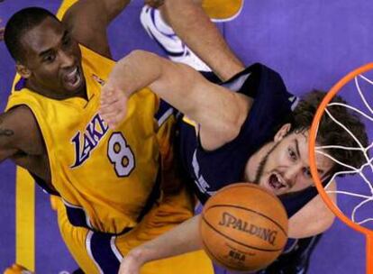 Kobe Bryant y Pau Gasol pelean por un rebote en un partido entre Los Ángeles Lakers y Memphis Grizzlies.