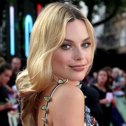 <p>Con solo 16 años, Margot Robbie ya tenía un buen currículo laboral. La actriz australiana, conocida por sus papeles en ‘El lobo de Wall Street’ o ‘Escuadrón suicida’, llegó a compaginar tres trabajos: limpiaba casas, elaboraba bocadillos en uno de los establecimientos de Subways y trabajaba en una tienda de artículos de surf. </p> <br> <p> <p>No es la única estrella de Hollywood que ha limpiado para ganar dinero. En una entrevista, la también actriz Jennifer Aniston contó que de joven ella se ganaba su dinero limpiando los baños de su casa. El actor, comediante y frustrado presentador de Miss Universo Steve Harvey también se dedicó a limpiar alfombras como una de las primeras actividades de su currículo laboral.</p> <br> <p>