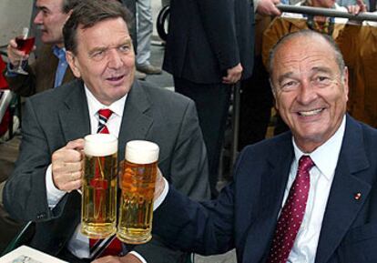 El canciller Schröder y el presidente Chirac brindan con una cerveza, ayer, en su encuentro en Dresde.
