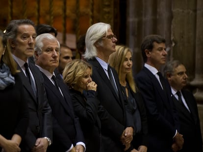 De izquierda a derecha, Alfonso Díez, viudo de Cayetana de Alba; Carlos Fitz-James Stuart, actual duque de Alba; Eugenia Martínez de Irujo, duquesa de Montoro; Jacobo Fitz-James Stuart, conde de Siruela; Inka Martí, condesa consorte de Siruela; Cayetano Martínez de Irujo, duque de Arjona; y Fernando Martínez de Irujo, marqués de San Vicente del Barco, en el funeral de la aristócrata, en noviembre de 2014.