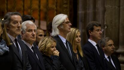 De izquierda a derecha, Alfonso Díez, viudo de Cayetana de Alba; Carlos Fitz-James Stuart, actual duque de Alba; Eugenia Martínez de Irujo, duquesa de Montoro; Jacobo Fitz-James Stuart, conde de Siruela; Inka Martí, condesa consorte de Siruela; Cayetano Martínez de Irujo, duque de Arjona; y Fernando Martínez de Irujo, marqués de San Vicente del Barco, en el funeral de la aristócrata, en noviembre de 2014.