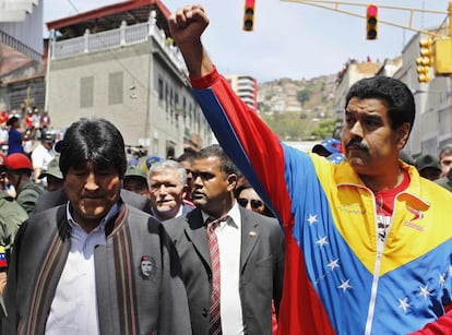 El vicepresidente venezolano, Nicolás Maduro, y el presidente boliviano, Evo Morales, acompañan el féretro de Hugo Chávez por las calles de Caracas.