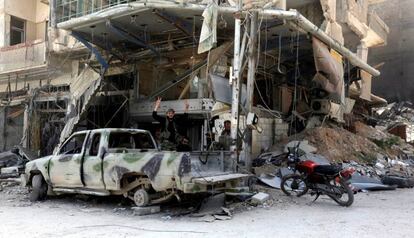 Soldados sirios, este viernes junto a un edificio en ruinas en Duma (Siria).