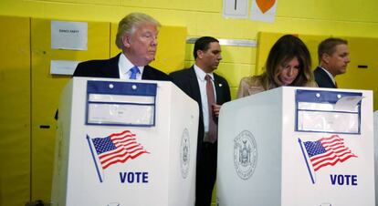 Donald Trump y su mujer, Melania Trump, votan en Nueva York.