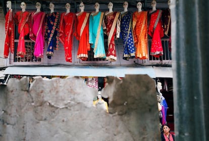 Maniquíes colgados en una tienda de ropa de Katmandú (Nepal).