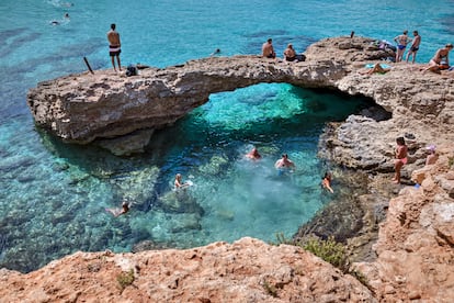 Malta. No es un nuevo destino turístico, pero Malta sigue siendo un lugar muy especial para relajarse y divertirse que une lo antiguo, lo nuevo y lo vanguardista. En pleno corazón del Mediterráneo, es uno de los países más pequeños de Europa, y reúne en pocos kilómetros muchos atractivos, que van desde su interesante historia, su patrimonio artístico en La Valeta, su buena mesa o sus numerosas iglesias repartidas por toda la isla. Hay además una creciente oferta de actividades al aire libre, y en particular las islas de Gozo y Comino invitan a practicar el senderismo y el kayak. A pesar de sus muchos siglos de historia, Malta sigue incorporando atractivos. En La Valeta, las construcciones más nuevas, auspiciadas por la capitalidad europea de la cultura de 2018, incluyen el edificio del Parlamento y la enorme Puerta de la ciudad, ambas diseñadas por el arquitecto italiano Renzo Piano. También se transforma constantemente la oferta culinaria, con una gastronomía de kilómetro cero que invita a degustar queso y vino maltés. Lo que ya no se puede ver es la Ventana Azul, un fotogénico arco de roca en la isla de Gozo que se derrumbó en el mar en 2017. Pese a que el arco ya no está, los turistas siguen llegando al lugar para disfrutar de los espectaculares y solemnes paisajes de la bahía Dwejra y contemplar el Inland Sea, una laguna entre acantilados con un túnel que va a parar a mar abierto.