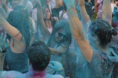 Jóvenes teñidos de azul durante la celebración del primer festival del color celebrado en Yangon, Myanmar.