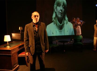 Pep Tosar, director y actor en <i>Molts records per Ivanov</i>, en una escena del montaje.