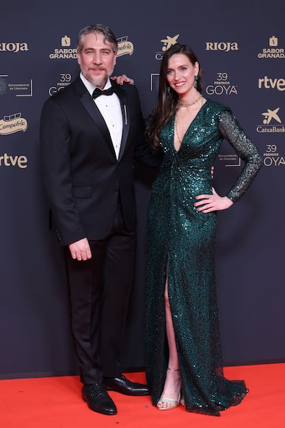 Alberto Ammann, de Hugo Boss, y Clara Méndez-Leite, con un vestido verde de lentejuelas y drapeado en el escote de Rosa Clará.