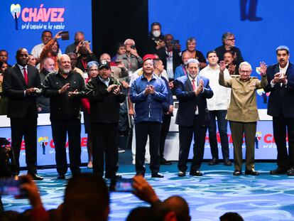 Nicolás Maduro (dcha), Raúl Castro, el presidente de Bolivia, Luis Arce, (en el centro) y el presidente de Nicaragua, Daniel Ortega, a su lado, este domingo en Caracas.